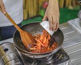 รูปขั้นตอนการทำที่ 14 ของ ผัดมาม่าปลากระป๋อง ประหยัดงบ อิ่มอร่อย อยู่ท้องสุดๆ