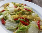 Foto langkah ke 2 dari resep Cah Sawi Putih Orak-arik Telur.