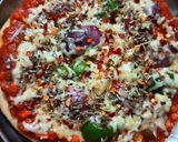 पिज़्ज़ा - विथ होममेड सॉस (Pizza with homemade sauce recipe in Hindi) रेसिपी चरण 6 फोटो