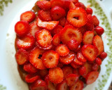 Foto del paso 2 de la receta: Torta de frutillas con merengue y crema