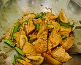 Foto langkah ke 6 dari resep Tahu Tumis Bunga Bawang.