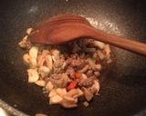 รูปขั้นตอนการทำที่ 5 ของ เห็ดออรินจิหมูสับผัดขึ้นฉ่าย สูตรนี้ใช้เครื่องปรุงโซเดียมต่ำค่ะ