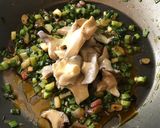 Foto del paso 2 de la receta: Pollo con crema de verdeo y hongos de pino en conserva o champiñones