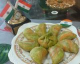 तीळगुळाच्या तिरंगी करंज्या (tilgulachya tiranga karanji recipe in marathi) रेसिपी स्टेप 5 फोटो 