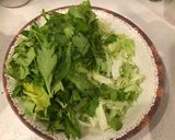 Foto del paso 2 de la receta: Ensalada de hojas de apio con lechuga