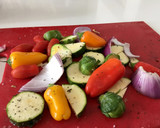 Foto del paso 2 de la receta: Vegetales y salchichas a la planchas