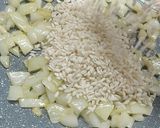Foto del passaggio 2 della ricetta Risotto al radicchio con salsiccia e asiago