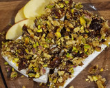 Foto del paso 4 de la receta: Dip queso brie - frutos secos, dátiles y manzana