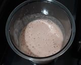 Foto langkah ke 3 dari resep Smoothies Stroberi Pisang.