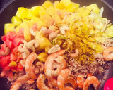 Foto del paso 3 de la receta: Arroz frito tailandés con langostinos y piña (Khao Pad Saparod)