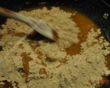 A picture of step 3 of Besan Halwa حلوای آرد نخودچی.