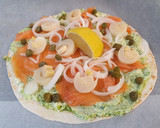 Foto del paso 2 de la receta: Increíble pizzeta con pesto de cilantro y salmón ahumado