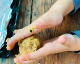 Hình bước làm 5 của món Vào bếp cùng con: Bánh quy bơ chocolate chips dẻo mềm, ít ngọt, không cần máy đánh, cho lễ Halloween