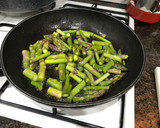 Foto del paso 2 de la receta: Espárragos salteados con huevo