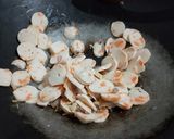 Foto langkah ke 2 dari resep 68. Tumis Buncis Baso Salmon.