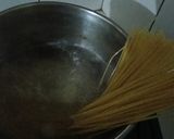 Foto langkah ke 1 dari resep Spaghetti Aglio Olio Manis.
