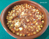 Foto del paso 7 de la receta: Garbanzos en salsa de tomate con shiitake y huevo poché