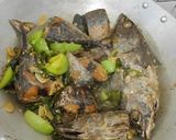 Foto langkah ke 6 dari resep Ikan Tongkol Cabe Hijau.