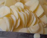 Foto del paso 1 de la receta: Tortilla de patatas con espinacas y piñones