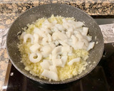 Foto del paso 3 de la receta: “ Arroz meloso” con anillas de pota