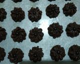 Foto langkah ke 6 dari resep Semprit Coklat Cookies.