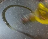 Foto del paso 2 de la receta: Arroz negro 🦑 con mayonesa de ajo🧄!