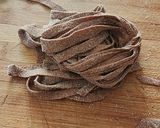 Foto del passaggio 2 della ricetta Fettuccine al cacao burro e salvia