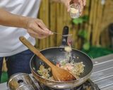 รูปขั้นตอนการทำที่ 14 ของ ข้าวผัด กะเพราคลุก กุ้ง กลิ่นหอมฟุ้ง รสชาติจัดจ้าน