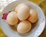 Hình bước làm 3 của món Mì gói xào xúc xích và trứng ốp la