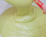 Foto langkah ke 5 dari resep Strawberry Matcha Roll Cake.