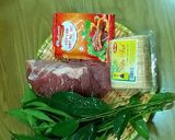 Hình bước làm 1 của món Thịt rán cuốn lá móc mật đơn giản