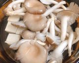 Hình bước làm 3 của món Canh Chua Nấm Bào Ngư Nấu Lá Me