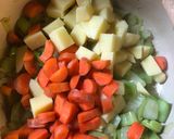 A picture of step 3 of Carrot top soup - vegan.