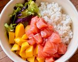 Hình bước làm 3 của món Poke Bowl Cá Hồi & Xoài Sốt Tương Gochujang