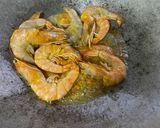 Gambar langkah 2 resipi Udang Goreng Kunyit.