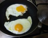 Foto del paso 3 de la receta: Guisantes con jamón y huevo a la plancha