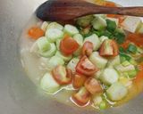 Foto langkah ke 4 dari resep Sop Oyong Tahu.
