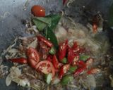Foto langkah ke 4 dari resep Tumis Terong Bunga Pepaya.