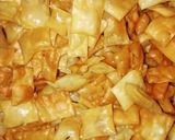 Foto langkah ke 1 dari resep Keripik kulit pangsit pedas manis.