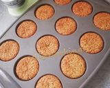 Une image de l'étape 1 de Bouchées aux noisettes et leur glaçage au chocolat au lait.