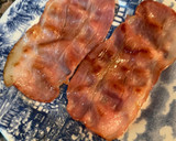 Foto del paso 2 de la receta: Perrito caliente con cebolla caramelizada, bacon y cheddar
