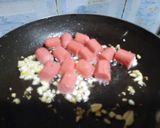 Foto langkah ke 2 dari resep Sosis Telur Asam Manis.