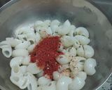 A picture of step 2 of Cheesy Mini Macaroni Pasta Pizza.