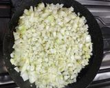 Foto del paso 2 de la receta: Tarta de cebolla y queso al vino blanco (apto para celíacos)