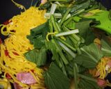 Foto langkah ke 6 dari resep Tumis mie kuning sosis.
