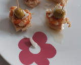 Foto del paso 2 de la receta: Pincho de bonito, gamba, cebolla, aceituna y vinagreta