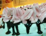 Foto langkah ke 4 dari resep Cake ultah mini rasa coklat vanila (Cepat No Bake).