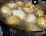 A picture of step 5 of Urad dal dahi bhalla.