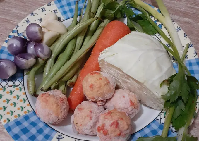 Langkah-langkah untuk membuat Cara membuat Sop sayur bakso favorit rumah