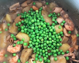 Foto del paso 5 de la receta: Guiso de calamar y gambones, con patatas, cebolla y guisantes